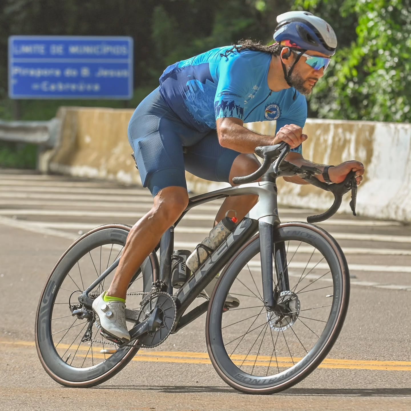 Adriano pedalando sozinho na Estrada dos Romeiros