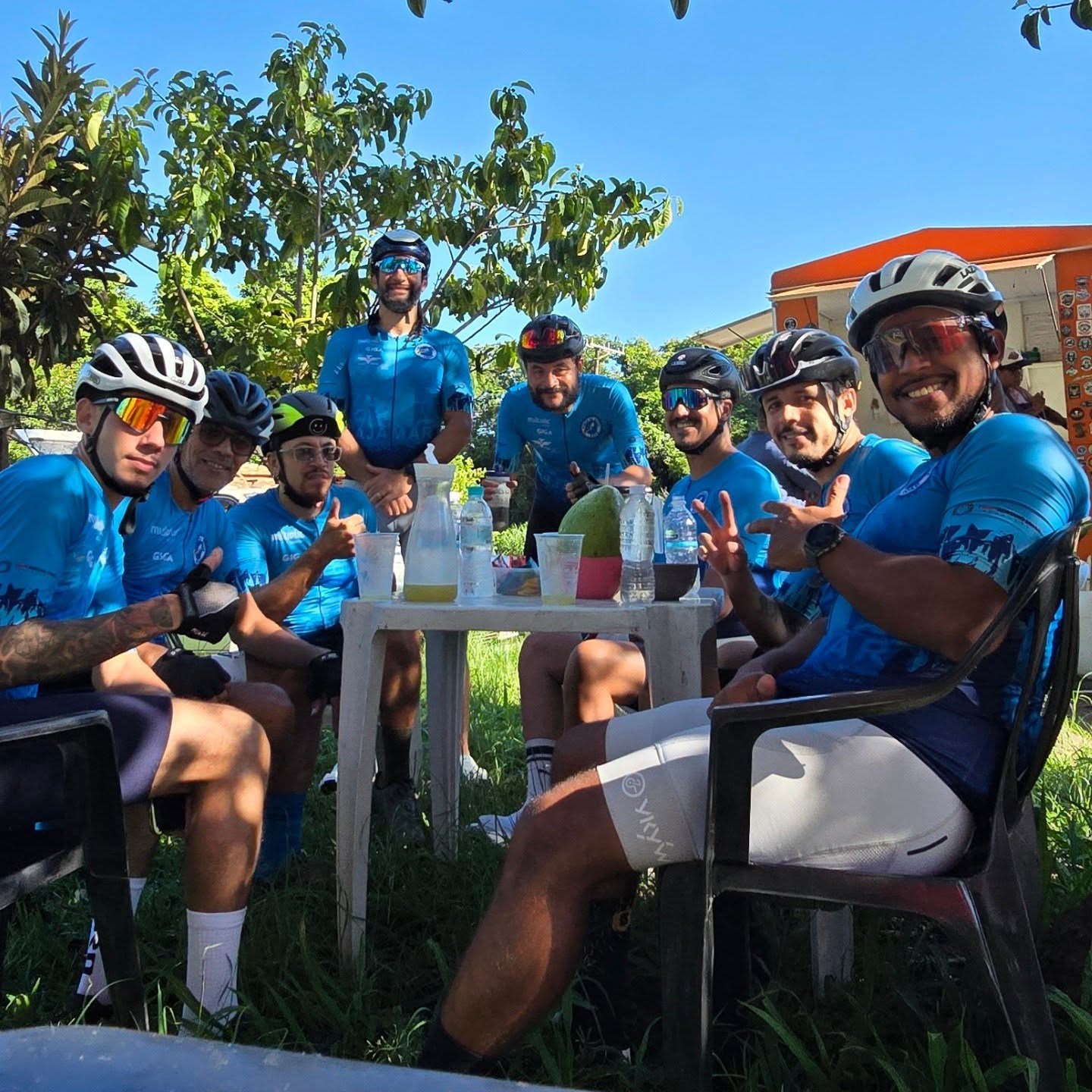 Equipe Duros na Queda reunida após o pedal